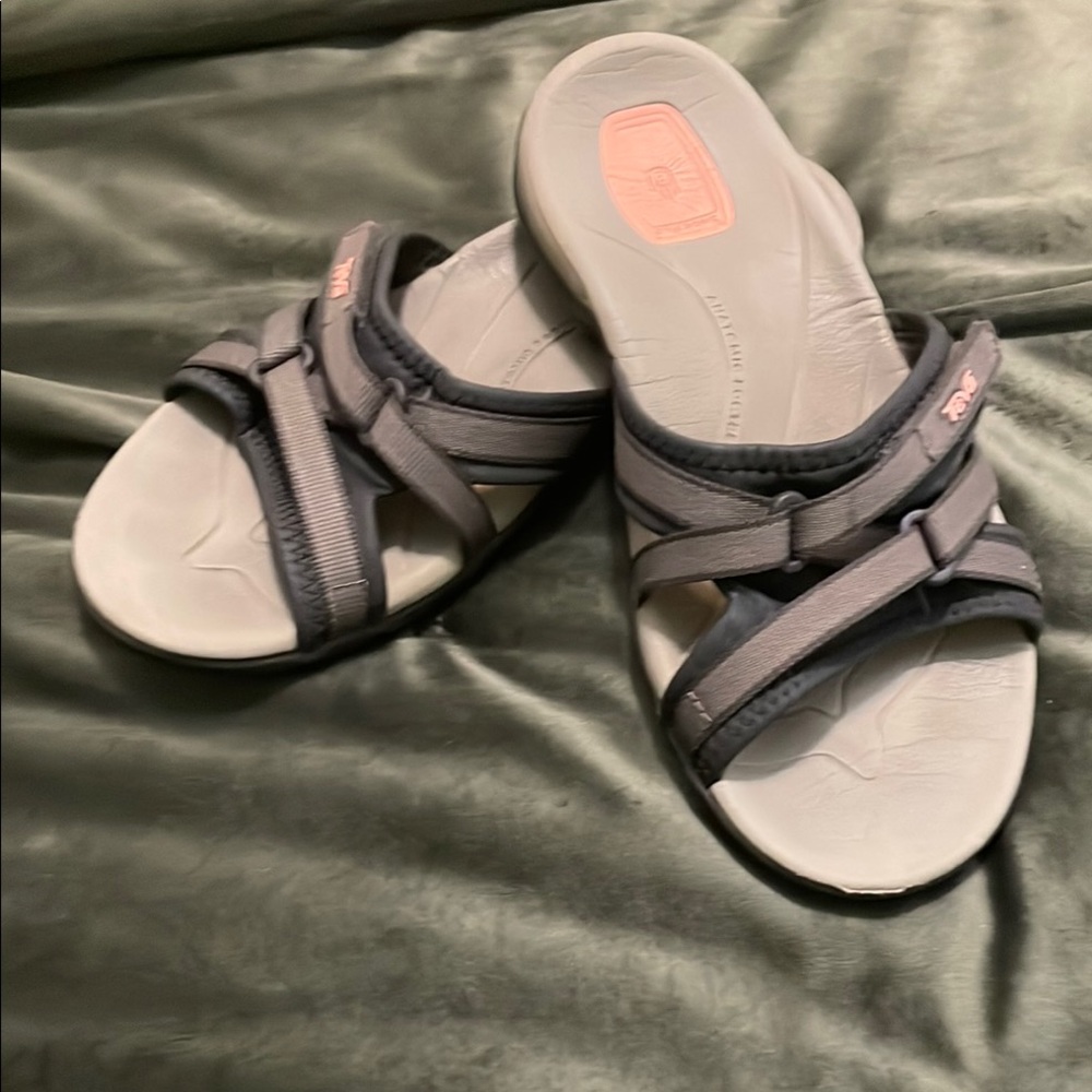Teva Women’s slides in great shape. Gently worn only a few times.